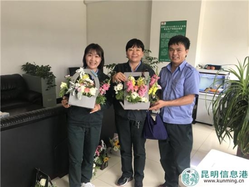 母亲节当日收到花篮的驾驶员 母亲节当日收到花篮的驾驶员