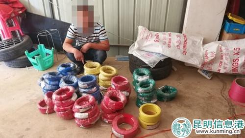 犯罪嫌疑人对查获的假电缆进行指认。供图1 犯罪嫌疑人对查获的假电缆进行指认。供图1