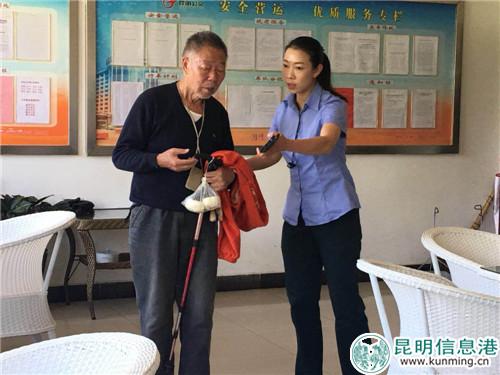 工作人员引领老人等待家属来接