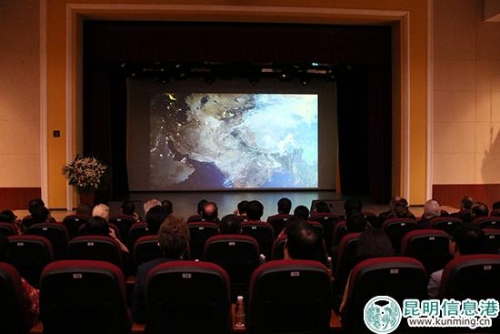外国驻华使节团观看昆明宣传片。记者甘凌菲摄