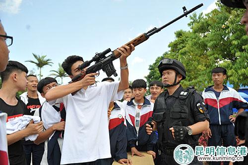 同学们亲身体验反恐装备