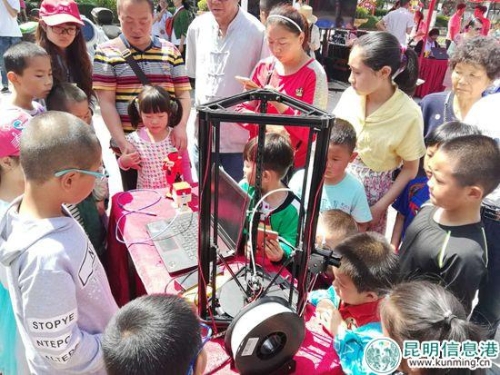 小朋友围着科普机器,一探究竟。 小朋友围着科普机器,一探究竟。