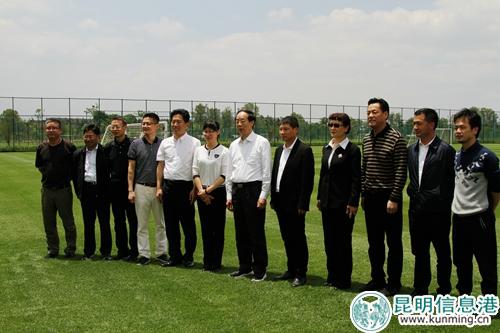 调研组一行合影1