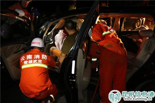 1－消防官兵迅速展开破拆救援。