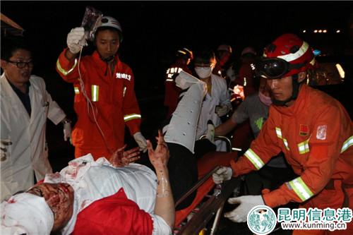 5－消防官兵协助现场医护人员把被困人员送上救护车。