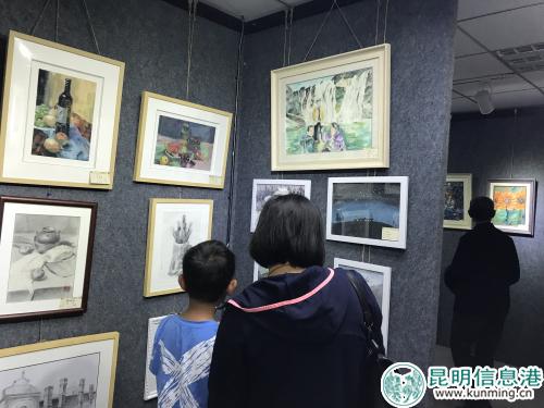 家长带孩子观展 记者任骥远摄