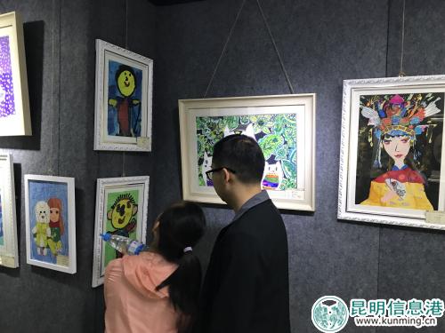 少儿书画展现场 记者任骥远摄