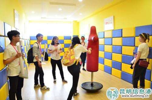 同学们体验情绪疏导区域 同学们体验情绪疏导区域