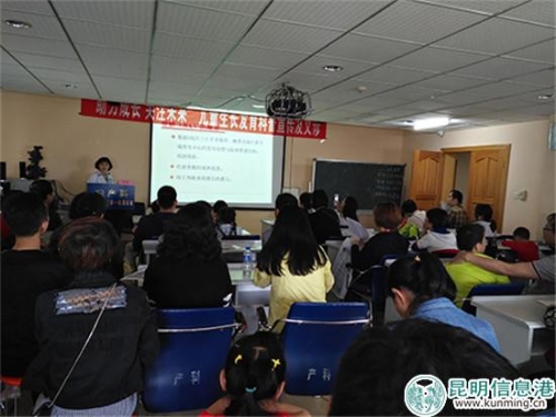 云南省著名儿科专家段晶介绍矮小症相关知识。记者孙红亮摄 云南省著名儿科专家段晶介绍矮小症相关知识。记者孙红亮摄