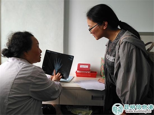 云南省著名儿科专家鲁萍为市民义诊。记者孙红亮 云南省著名儿科专家鲁萍为市民义诊。记者孙红亮