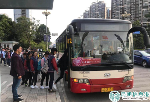 “爱心送考”车辆将考生送往考点 “爱心送考”车辆将考生送往考点