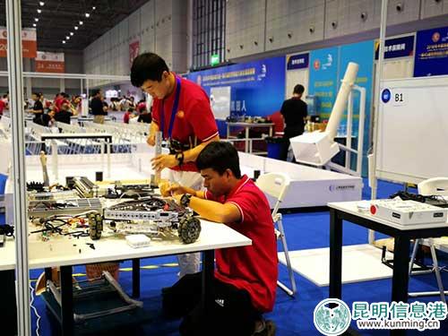 云南技师学院学生郑棋元、杨志凯参加“移动机器人”项目比赛。