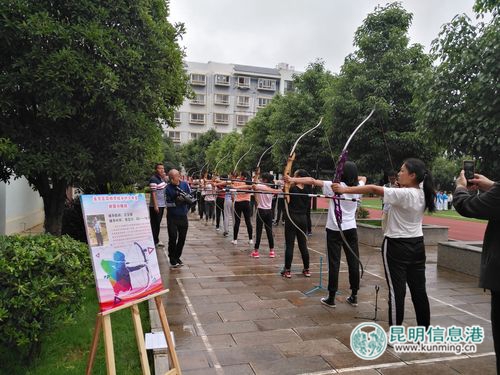 呈贡实验学校射箭班在上课。记者孙红亮摄