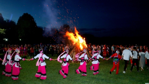 各民族团结奋斗共同繁荣进步