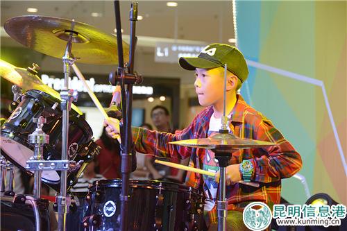 向治霖表演架子鼓