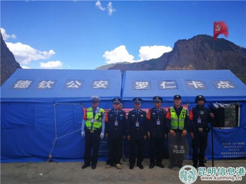 顿珠培楚(左二)和羊拉派出所的部分民警。劳学丽 摄 顿珠培楚(左二)和羊拉派出所的部分民警。劳学丽 摄