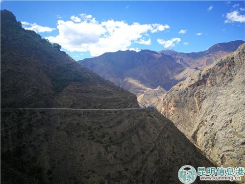 悬崖边上的罗仁卡点。 劳学丽 摄 悬崖边上的罗仁卡点。 劳学丽 摄