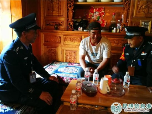 农布与所长顿珠培楚和副所长何春强交流。劳学丽 摄 农布与所长顿珠培楚和副所长何春强交流。劳学丽 摄