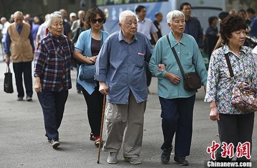 资料图:退休教师们参加活动。 <a target='_blank' href='http://www.chinanews.com/'>中新社</a>记者 泱波 摄 点击进入下一页