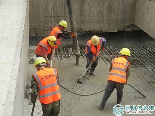 施工队进行封顶的最后一道工序水泥浇灌 施工队进行封顶的最后一道工序水泥浇灌