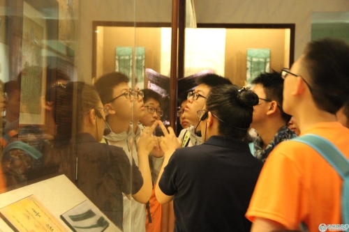 参观“百年军校 将帅摇篮”主题展览