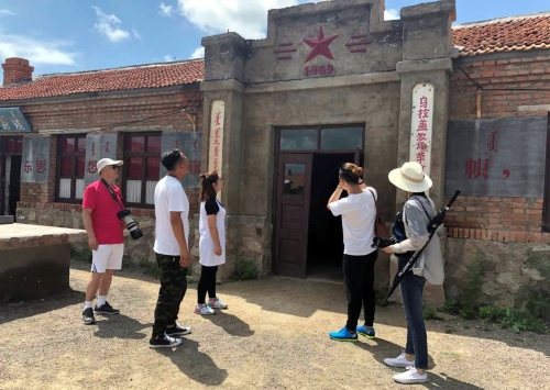 90后解说员冯蕾(左三)