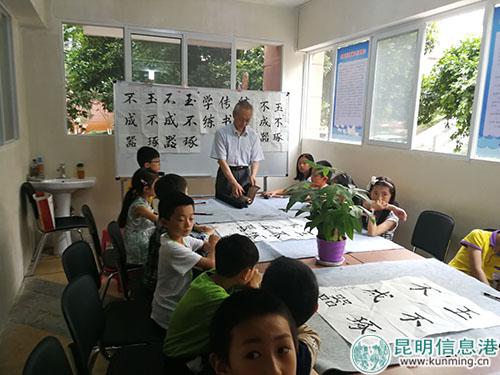 辖区小朋友齐聚一堂学书法 辖区小朋友齐聚一堂学书法