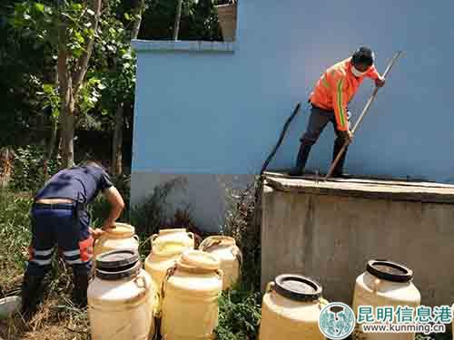 传统的掏粪方式。供图