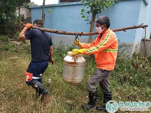 传统的掏粪方式。供图1