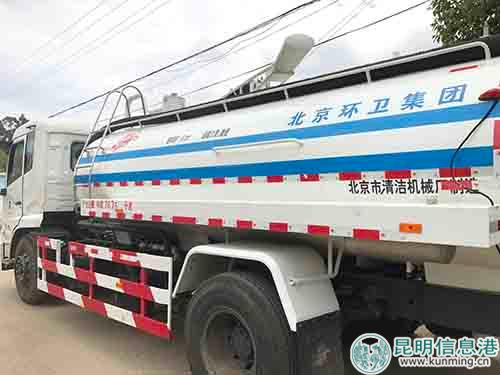 大型吸粪车。实习记者俞逍 摄