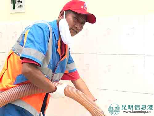 掏粪工人李永和正在操作机器。实习记者俞逍 摄