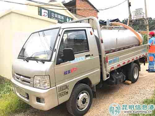 小型吸粪车。实习记者俞逍 摄