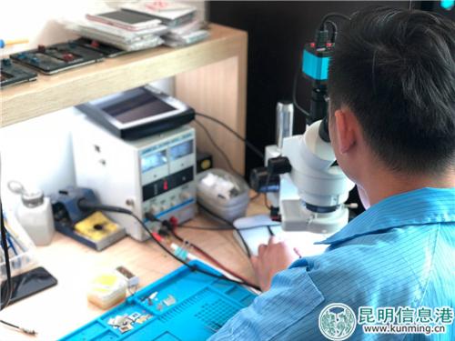 世纪城店手机维修工程师在进行手机芯片检查。记者马文焘摄 世纪城店手机维修工程师在进行手机芯片检查。记者马文焘摄