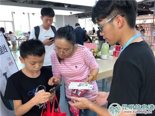 市民在扫码换购1元数据线。记者马文焘摄 市民在扫码换购1元数据线。记者马文焘摄