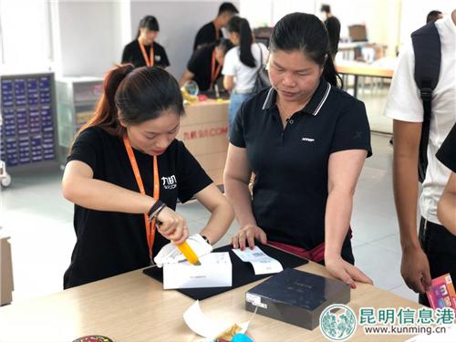 市民在世纪城店选购手机。记者马文焘摄 市民在世纪城店选购手机。记者马文焘摄