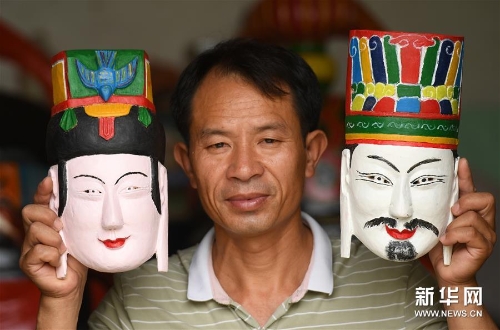 方文展在展示毛南族傩面作品