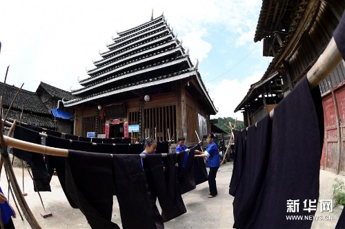 侗家妇女晾晒侗布 侗家妇女晾晒侗布