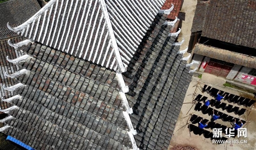 侗家妇女在鼓楼旁晾晒侗布2 侗家妇女在鼓楼旁晾晒侗布2