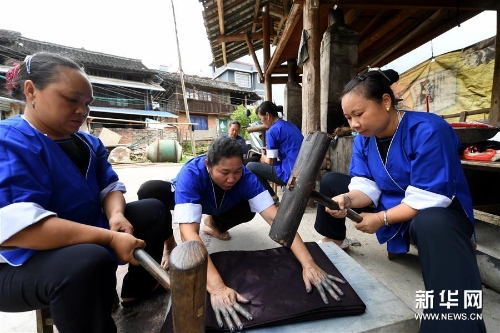 侗家妇女在石板上捶打侗布 侗家妇女在石板上捶打侗布
