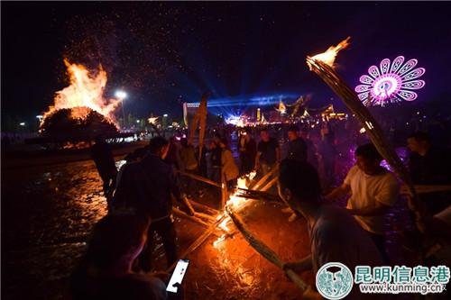 万人篝火狂欢 彩龙网友洋芋焖饭摄 万人篝火狂欢 彩龙网友洋芋焖饭摄