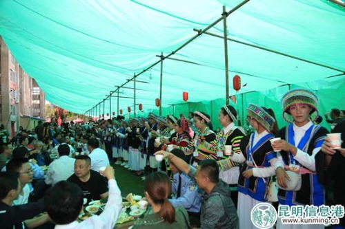 八方宾客共享洋芋长街宴 图片:马克军 摄 八方宾客共享洋芋长街宴 图片:马克军 摄