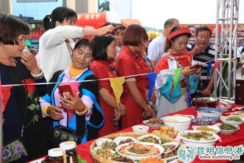 以洋芋为主要原料制作的美食引来众人关注 图片:马克军 摄 以洋芋为主要原料制作的美食引来众人关注 图片:马克军 摄