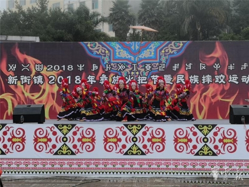 元阳新街:梯田里过火把节