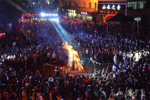 元阳新街:梯田里过火把节