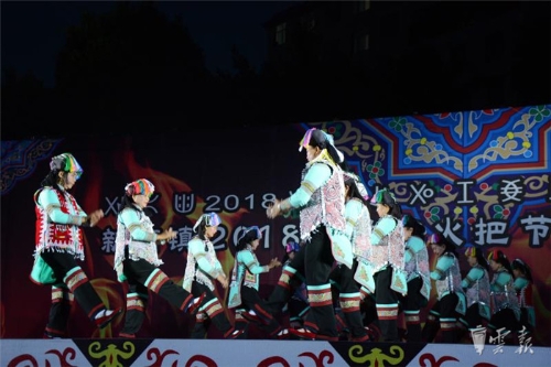 元阳新街:梯田里过火把节