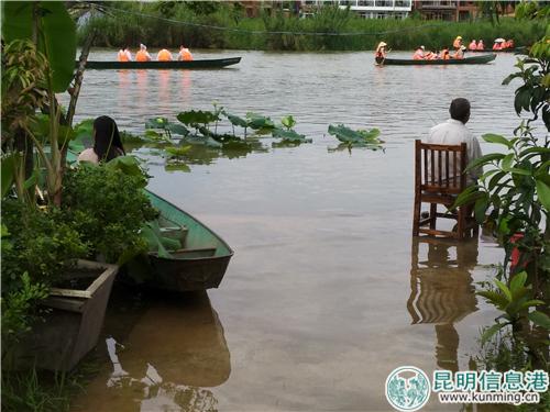 游客在普者黑景区惬意地划船或钓鱼。记者江枫 摄