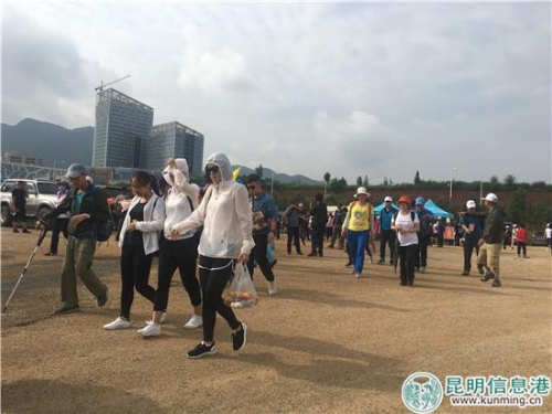 登山爱好者从万溪冲社区出发