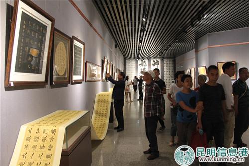 观众们看展2