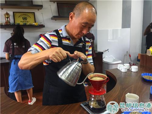 祖智德为来访记者冲泡咖啡。记者张薇摄 祖智德为来访记者冲泡咖啡。记者张薇摄