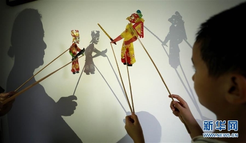 8月14日,李卫与外孙一起表演皮影戏。 8月14日,李卫与外孙一起表演皮影戏。